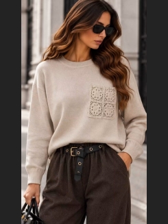 Stylowy sweter w odcieniach beżu z ozdobną kieszenią